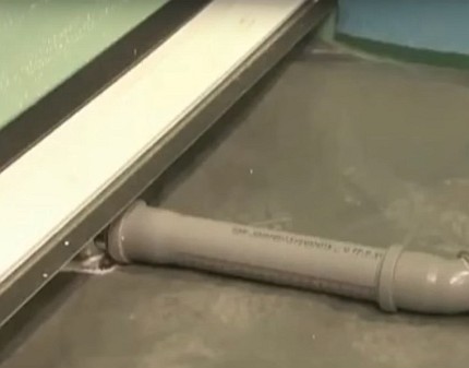 Ang pagpasok sa tray sa pipe ng kanal