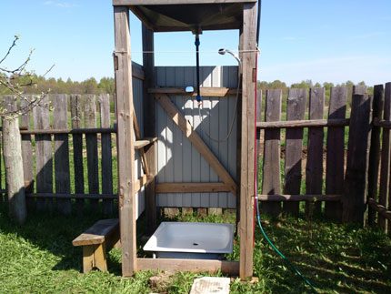 Cabane en bois avec douche à la campagne Douche d'été à la campagne