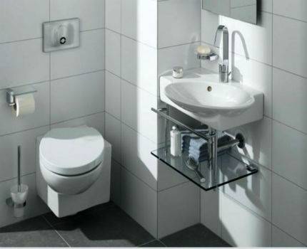 Lavabo penjat a la cantonada