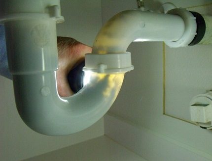 Siphon clogging as a cause of toilet odor Siphon blockage