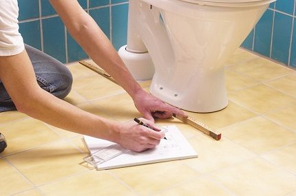 Instal·lació d’un vàter sobre una tafetà Instal·lació d’un vàter sobre una tafetà
