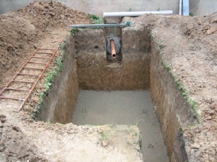 Installation d'une fosse septique sur une surface en béton Installation d'une fosse septique sur une surface en béton