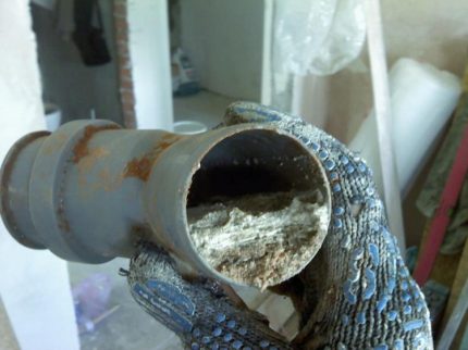 What to do when the toilet drain pipe is clogged Sewer pipe clogging