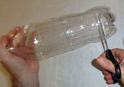 صنع مكبس لتنظيف وعاء المرحاض من الزجاجة صنع مكبس من زجاجة