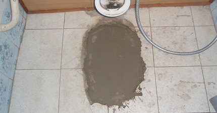 Sòl després de desmuntar el vàter Sòl després de desmuntar el vàter