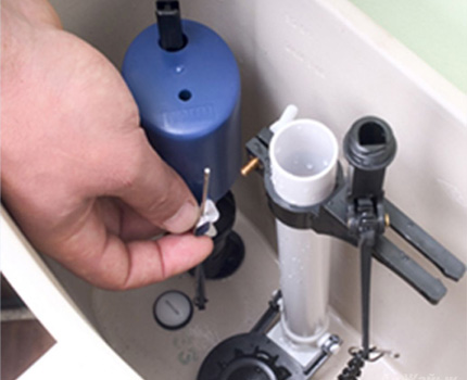 The location of the elements of the drainage fittings of the toilet The location of the upper bell