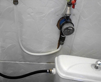 Toilet bowl with top water outlet Top eyeliner option