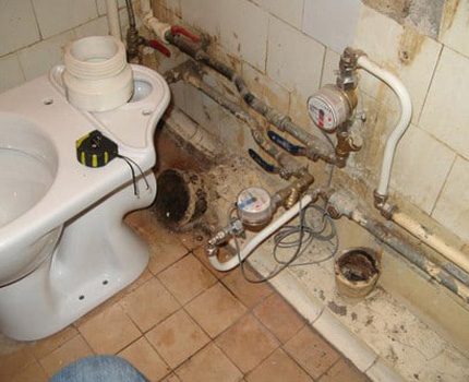 Menggunakan mangkuk tandas lama setelah dibongkar di sebuah apartmen Tandas lama yang dikeluarkan dengan betul