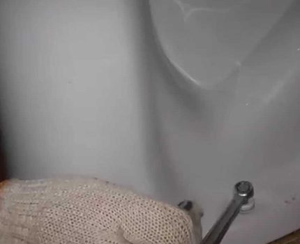 Betapa selamatnya diri anda untuk membuang tandas lama Bekerja dengan sarung tangan