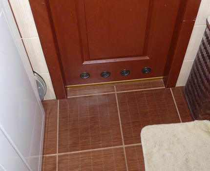 Ventilation against condensation on the toilet bowl Door vents