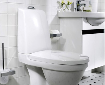 Monolithic toilet bowl with minimal condensation on the tank Monolithic drain tank