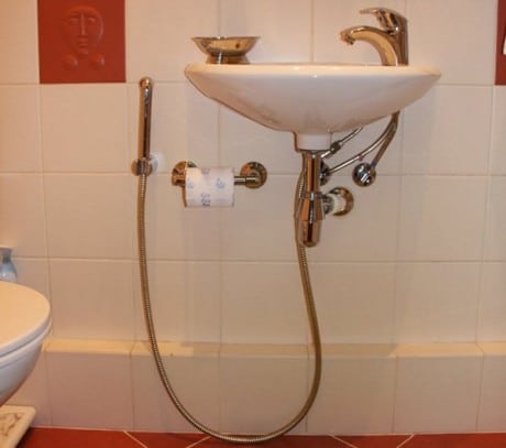 Paano matukoy ang taas ng hygienic shower sa banyo Shower sa lababo