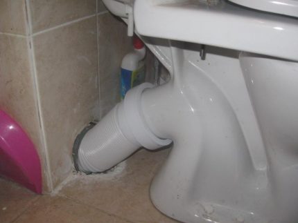 Installing a new corrugation on the toilet instead of worn Old corrugation