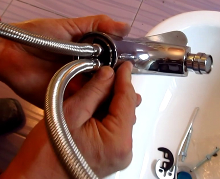 De mixer verbinden met het bidet De mixer is niet moeilijk te installeren