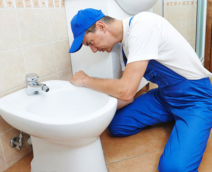 Verborgen toevoer van warmwater- en koudwaterleidingen naar de mixer op het bidet Inbouw bidetmengkraan