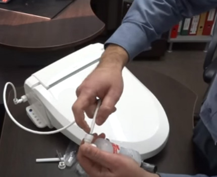 Een filter installeren voor de bidetmixer Het filter verlengt de levensduur van de mixer