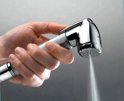 Alternatief voor de mixer voor een bidet - een gieter Gieter voor een bidet