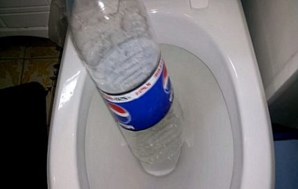 Botol sebagai pelocok untuk membersihkan tandas Botol sebagai pelocok