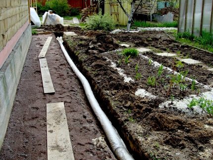 Comment faire un drainage avec une zone aveugle autour d'une maison de campagne Pente du tuyau de vidange
