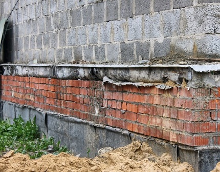 Le résultat d'un manque de drainage autour de la maison Le résultat d'un manque de drainage autour de la maison