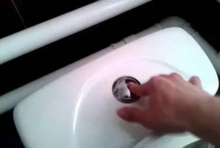 Com treure el doble botó del bol del vàter Botó de doble vàter