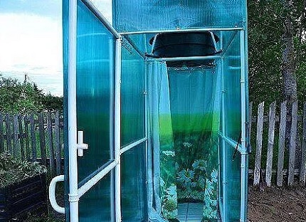 Voordelen van het bouwen van een buitendouche van polycarbonaat Polycarbonaat douche