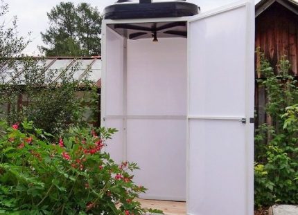 Hoe een plaats te kiezen om een zomerdouche van polycarbonaat te installeren Plaats voor een buitendouche