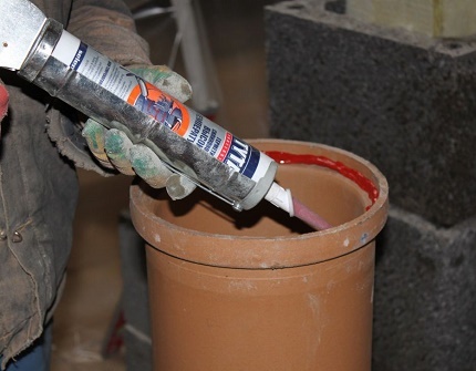 Features of extruding sealant