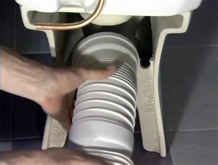 Corrugation untuk menyambungkan tandas ke pembetung