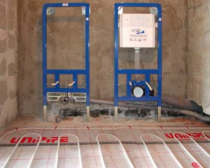 Pendent del tub durant la instal·lació d'una instal·lació de bidet
