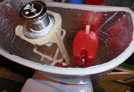 Insulation of the toilet flush tank protects against condensation Year after warming