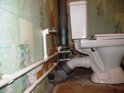 Tee for arranging a drain tank Cold and hot water on the supply pipe to the drain tank