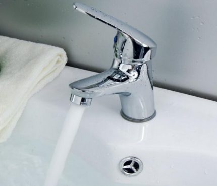 Aling panghalo ang pipiliin para sa pag-install sa banyo at kalinisan ng shower aparato Ang tap tapik ng panghuhugas