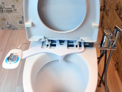Itinakda ng Gtgenichesky ang aparato para sa pag-install sa isang mangkok sa banyo Smart Hygiene Complex