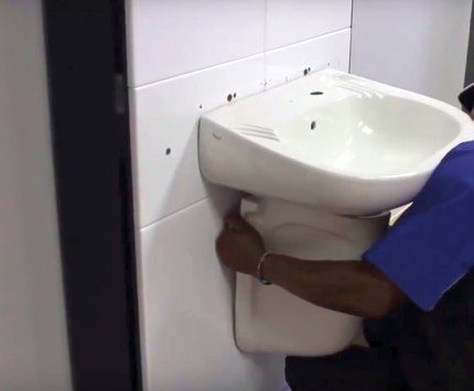 Memasang alas separa untuk sink