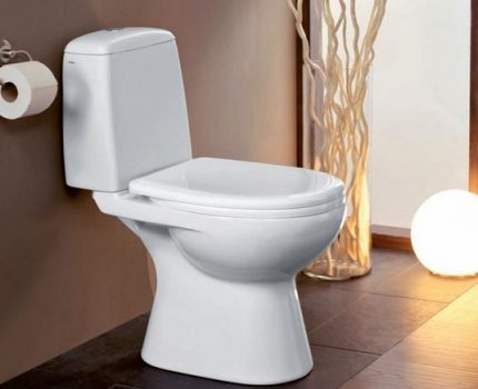 Compact toilet with shelf mounted tank Compact toilet