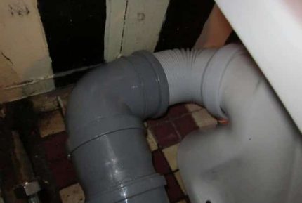 How to make a do-it-yourself connection repair with a sewer Corrugation toilet