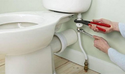 Reparació pròpia del dipòsit de lavabo amb delineador del fons Rentar la tassa de vàter amb connexió d’aigua de fons