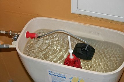 Reparació de la vàlvula flotant del dipòsit de lavabo Vàlvula flotant en models més antics