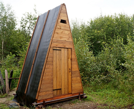 Landelijke toilethut in het land volgens tekening Toilet hut in het land