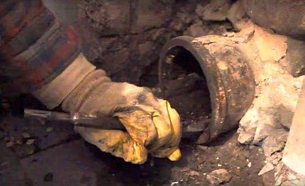 Uklanjanje sedimenta u staroj kanalizacijskoj cijevi Uklanjanje sedimenta u staroj kanalizacijskoj cijevi