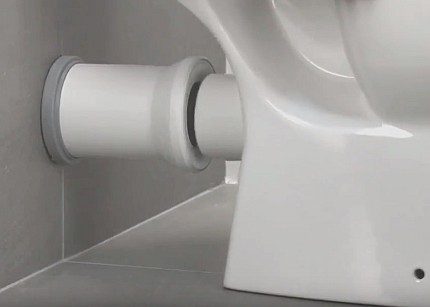 Sklop WC školjke s vodoravnom mlaznicom Sklop WC školjke s vodoravnom mlaznicom