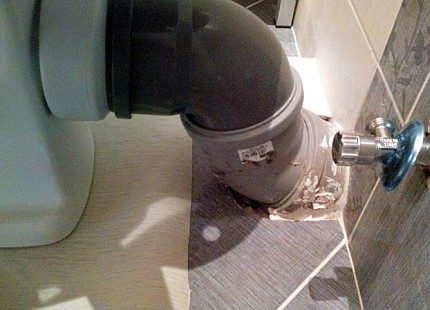 Spajanje WC-a plastičnim laktovima Spajanje WC-a plastičnim laktovima