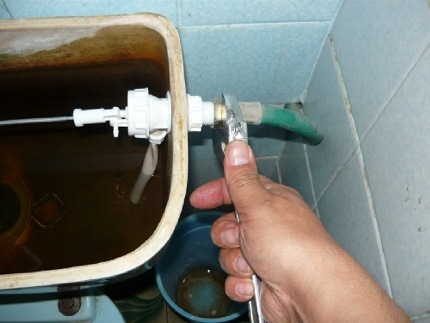 Putus dari bekalan air semasa memasang mangkuk tandas Memutuskan tangki dari bekalan air