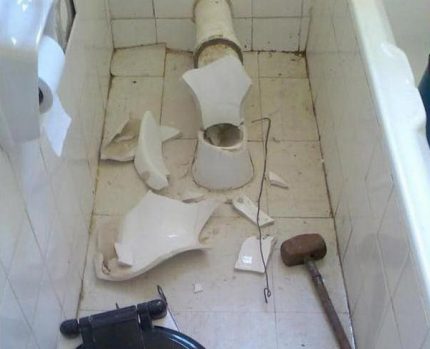 Cara membuang tandas lama Membongkar tandas dengan sledgehammer
