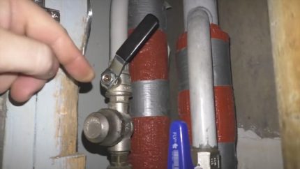 Persiapan sebelum membuang tandas lama Bertindih paip bekalan air