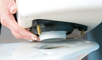 Bagaimana tidak boleh berpisah untuk membuang tandas lama Tangki mesti dikeluarkan dengan berhati-hati.