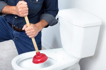 Conventional plunger to eliminate blockage of the toilet Plain plunger