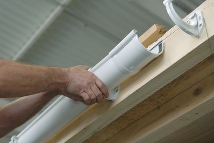 Institution of the gutter in the fasteners