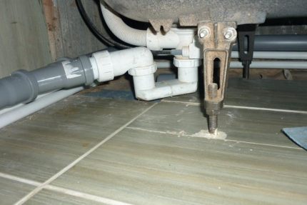 Hvordan installere en sifon av flat type under badekaret Flatgang